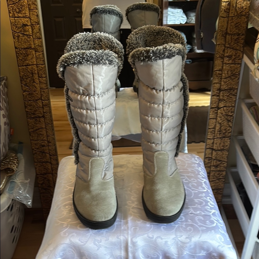 Cozy Grey Winter Boots with Faux Fur Trim